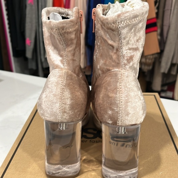 EUC ASOS US SIZE 5. Crushed velvet stretch booty w/ clear lucite heel, Blush - Picture 2 of 9